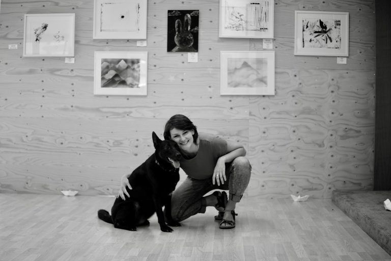 Organisatorin Maryna Liapina von der Fotoausstellung im VogelfreiRAUM freut sich auf viele Gäste. - © privat