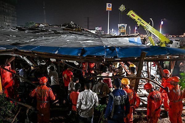 Acht Tote bei Absturz von Werbeschild in Mumbai