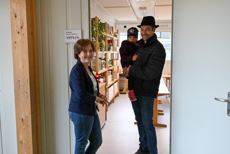 Viele Eltern folgten der Einladung und bestaunten die neue Ausweichschule. - Ein Ort zum Wohlfühlen - Ein Ort zum Wohlfühlen