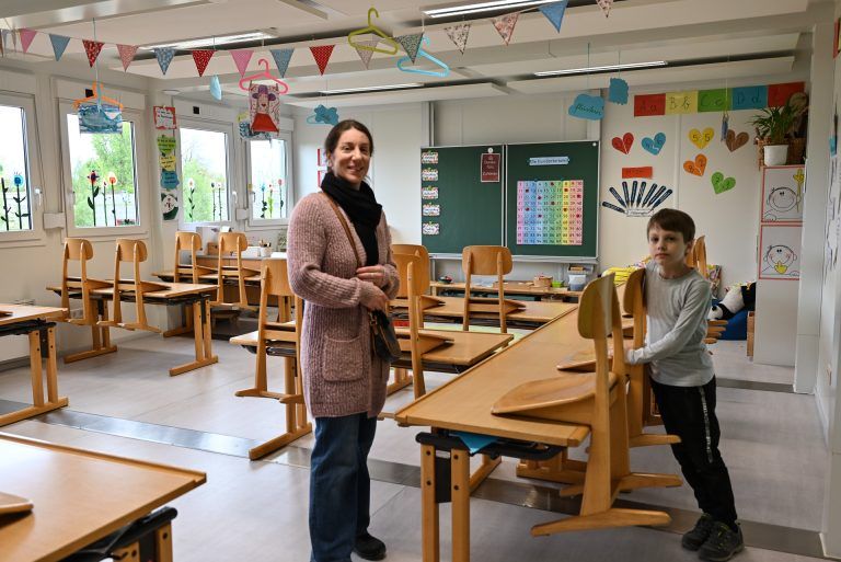 Nadja Coppala ließ sich von ihrem Sohn Fabio durch die Räume der Schule führen. - Ein Ort zum Wohlfühlen - Ein Ort zum Wohlfühlen