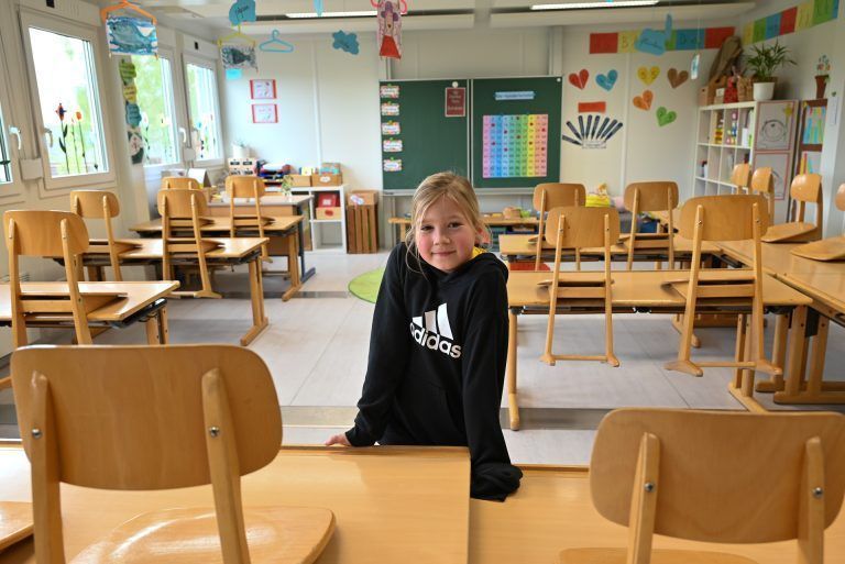 Meryem zeigt stolz ihre Klasse. Sie fühlt sich sehr wohl in der neuen Schule. - Ein Ort zum Wohlfühlen - Ein Ort zum Wohlfühlen