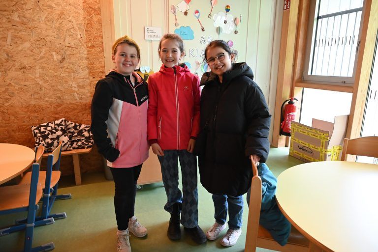 Die Schülerinnen Mara, Josepha und Asja-Lina kommen sehr gerne in die Schule. - Ein Ort zum Wohlfühlen - Ein Ort zum Wohlfühlen