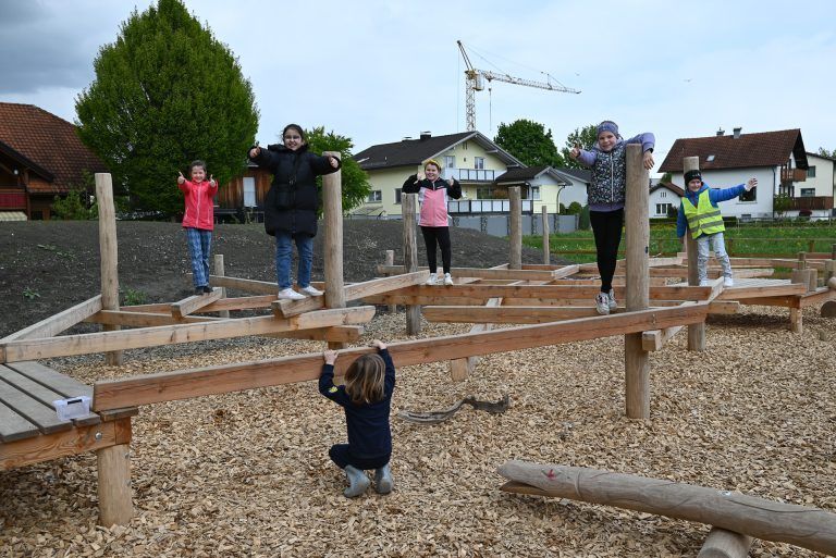 Besonders der Pausenhof hat es den Kindern angetan. Hier können sie sich austoben. - Ein Ort zum Wohlfühlen - Ein Ort zum Wohlfühlen