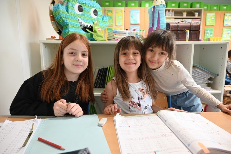 Erva, Asya und Melis fühlen sich in der Containerschule rundum wohl. - Ein Ort zum Wohlfühlen - Ein Ort zum Wohlfühlen