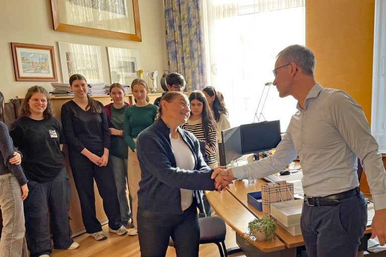 Direktor Christof Bohle freute sich Lusine Ikilikyan und ihre Schüler am BG Dornbirn zu begrüßen. - Armenische Schüler am BGD