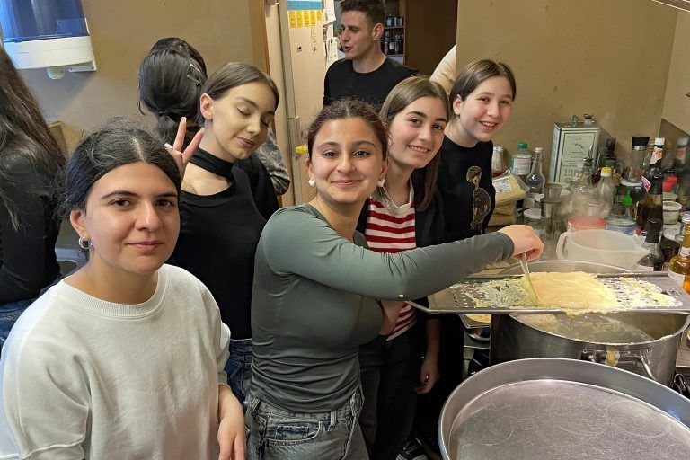 Zu den Highlights der Woche gehörte das gemeinsame Kässpätzle-Kochen am Vetterhof. - Armenische Schüler am BGD