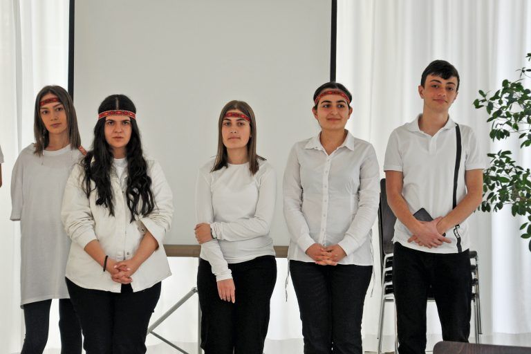 Die Gastschüler hatten armenische Tänze für die Abschlussfeier vorbereitet. - Armenische Schüler am BGD