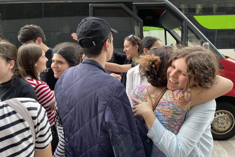 Nach der gemeinsamen Woche waren echte Freundschaften entstanden und der Abschied fiel schwer. - Armenische Schüler am BGD