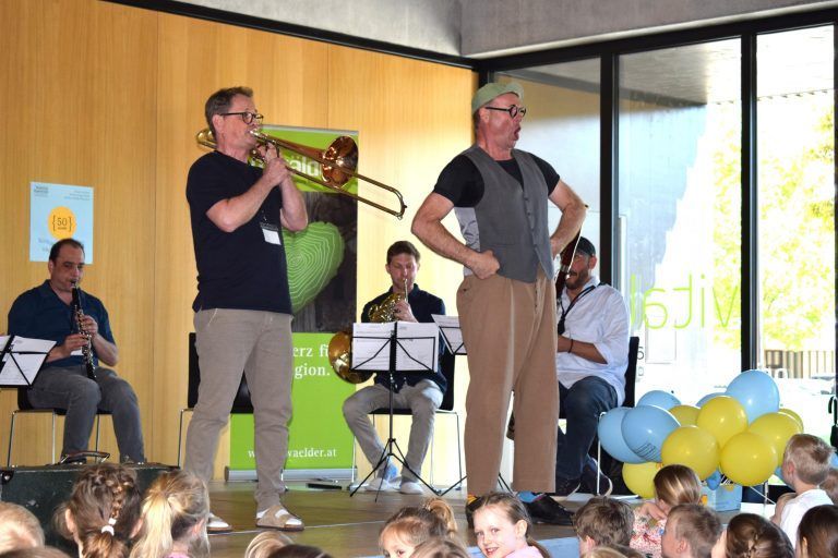 Lustige Instrumentenvorstellung mit Clown Thiemo. - Infotag der Musikschule Bregenzerwald