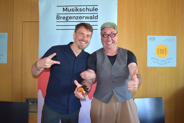 Direktor Anton Meusburger und Clown Thiemo. - Infotag der Musikschule Bregenzerwald