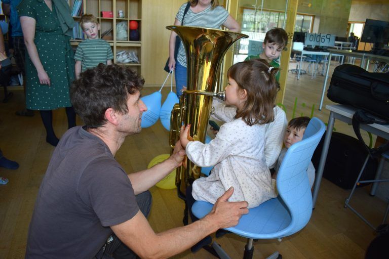 Unter Anleitung von Stefan Bär gelang es, der Tuba Töne zu entlocken. - Infotag der Musikschule Bregenzerwald