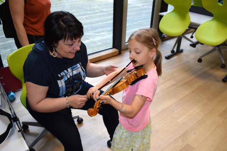 Der Nachwuchs konnte die unterrichtenden Lehrkräfte kennenlernen. - Infotag der Musikschule Bregenzerwald