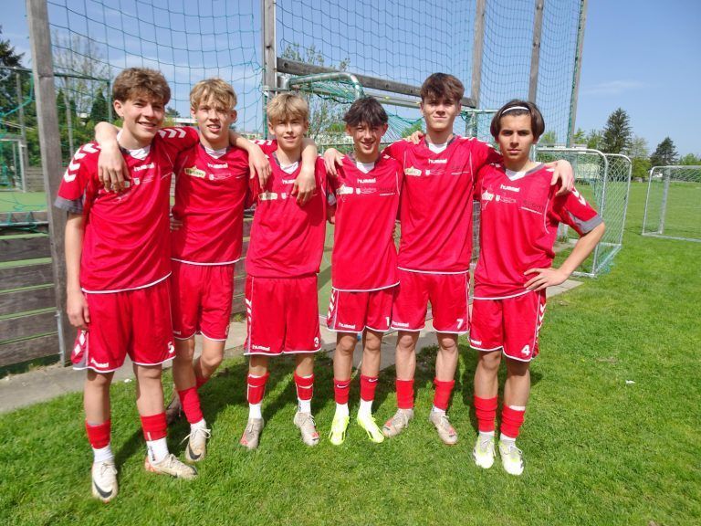 Für Leo Klimesch, Max Freuis, Julian Werner, Lorenz Graf, Nicolas Messmer und Simon Jansen war die Landesmeisterschaft im Fußball der sportliche Höhepunkt im Schuljahr. - Sportgymnasium Dornbirn sichert sich erneut Landesmeistertitel im Schulsport - Sportgymnasium Dornbirn sichert sich erneut Landesmeistertitel im Schulsport