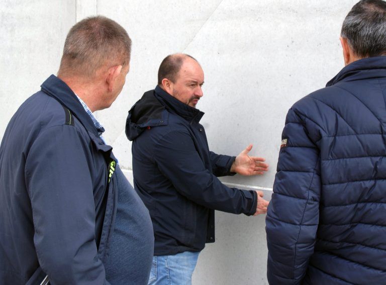 Fachsimpelnd beim Richtfest Ende April im Straußenweg in Hörbranz. - Firstfeier Pumpwerk Straußen-Hörbranz