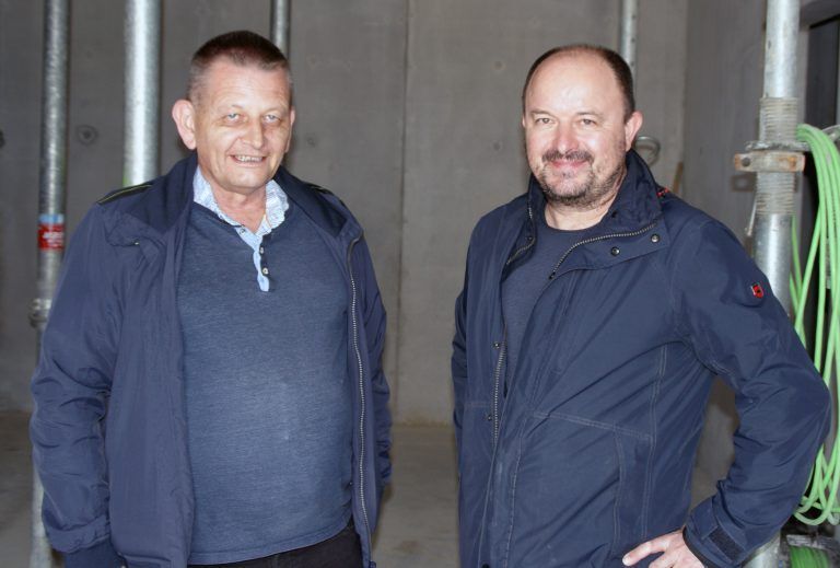 Robert Huter (Ziviltechnikbüro Rudhardt I Gasser I Pfefferkorn) mit Statiker Andreas Gaisberger (re.) - Firstfeier Pumpwerk Straußen-Hörbranz