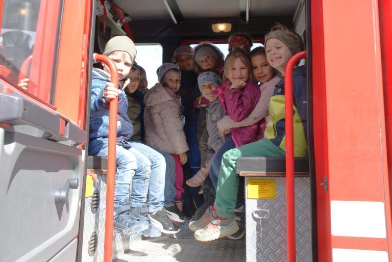 Die Fahrten mit den Einsatzfahrzeugen der Bucher Wehr kamen bei den Kids sehr gut an. - Gemeinschaftsevent: Feuerwehr & Obst- und Gartenbauverein Buch