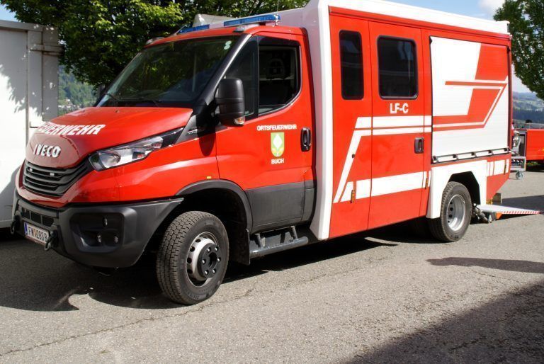Einen ersten Blick konnten die Gäste auf das neue Löschfahrzeug (LF-C) der Feuerwehr Buch werfen. Die feierliche Indienststellung gibt es am 2. Juni mit einem Festtag. - Gemeinschaftsevent: Feuerwehr & Obst- und Gartenbauverein Buch