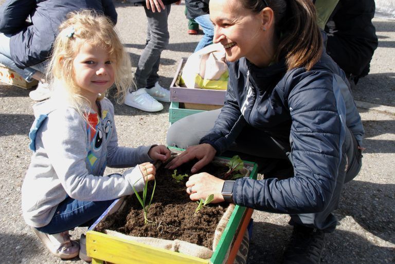 Mit dem Projekt „Mi Kischta Gärtle“ werden den Kleinsten die Naturkreisläufe praxisnah vermittelt. - Gemeinschaftsevent: Feuerwehr & Obst- und Gartenbauverein Buch