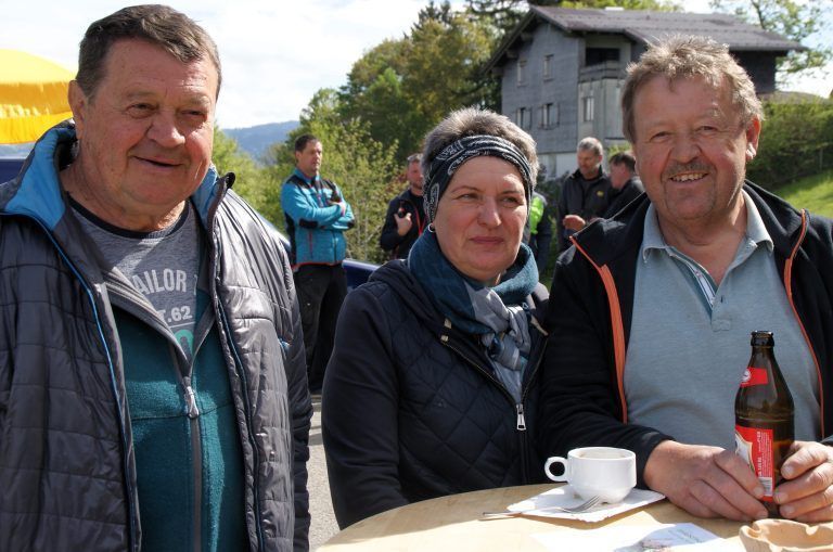 Gerhard, Petra und Christian genossen die Veranstaltung im Bucher Dorfzentrum. - Gemeinschaftsevent: Feuerwehr & Obst- und Gartenbauverein Buch