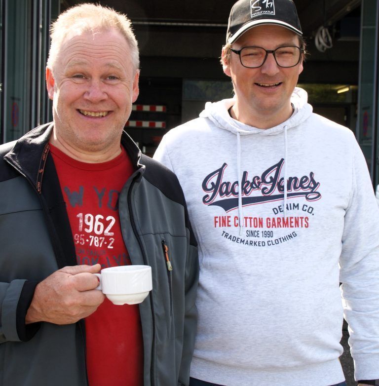 Martin und Johannes ließen sich das Treffen beim Bucher Feuerwehrhaus nicht entgehen. - Gemeinschaftsevent: Feuerwehr & Obst- und Gartenbauverein Buch
