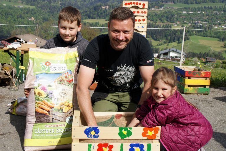 Kischta-Gärtle: Eifrig wurde bei der Bepflanzung des kleinen Gartens Hand angelegt. - Gemeinschaftsevent: Feuerwehr & Obst- und Gartenbauverein Buch