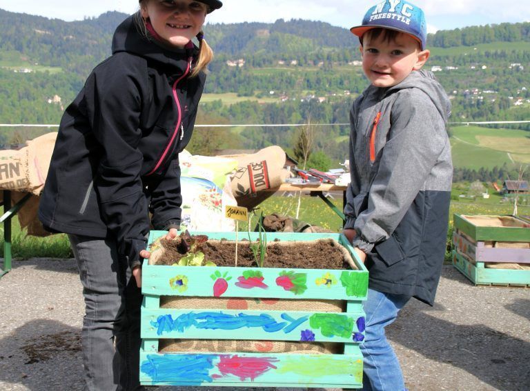 Kischta-Gärtle: Eifrig wurde bei der Bepflanzung des kleinen Gartens Hand angelegt. - Gemeinschaftsevent: Feuerwehr & Obst- und Gartenbauverein Buch