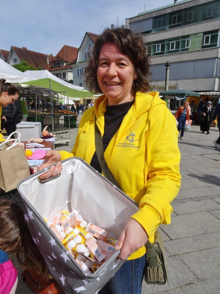 Sonja Domig ist eine von 145 Hebammen in Vorarlberg. - Hebammenarbeit im Rampenlicht - Tag der Hebammen Infostand
