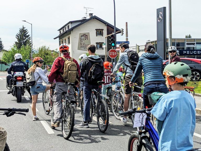 Die Fahrt zur Volksschule Haselstauden wurde auch von der Polizei begleitet. - "Kidical Mass" VS Haselstauden