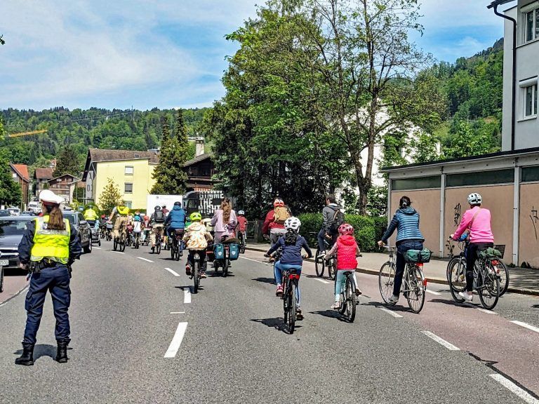 Bei der Kidical Mass hatten die Radfahrer Vorfahrt und die Autos mussten stehenbleiben. - "Kidical Mass" VS Haselstauden