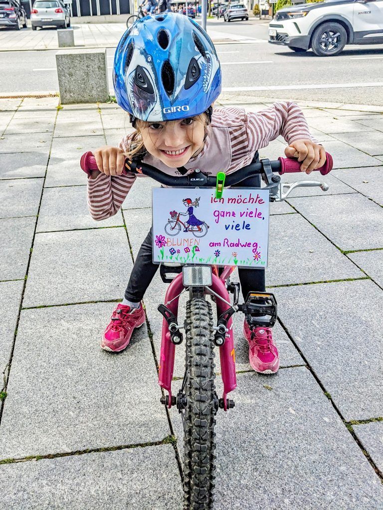 Die Kinder hatten Schilder mit ihren Wünschen an ihren Rädern befestigt. - "Kidical Mass" VS Haselstauden