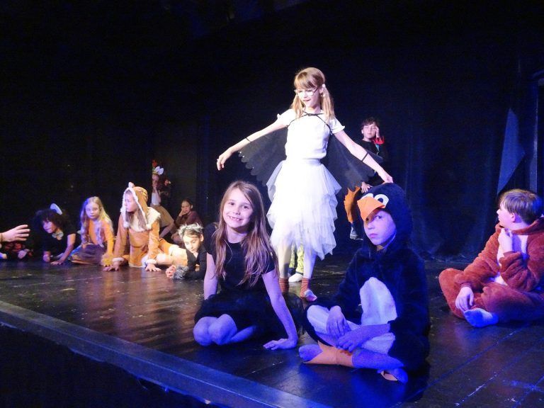 Beim Theaterspielen lernen die Kinder sich selbstbewusst zu zeigen. - Die Konferenz der kleinen Künstler - TiK Kids Konferenz der Tiere
