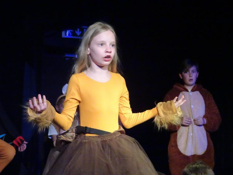 Lilly Sottopietra spielt im neuen Stück den Löwen. - Die Konferenz der kleinen Künstler - TiK Kids Konferenz der Tiere