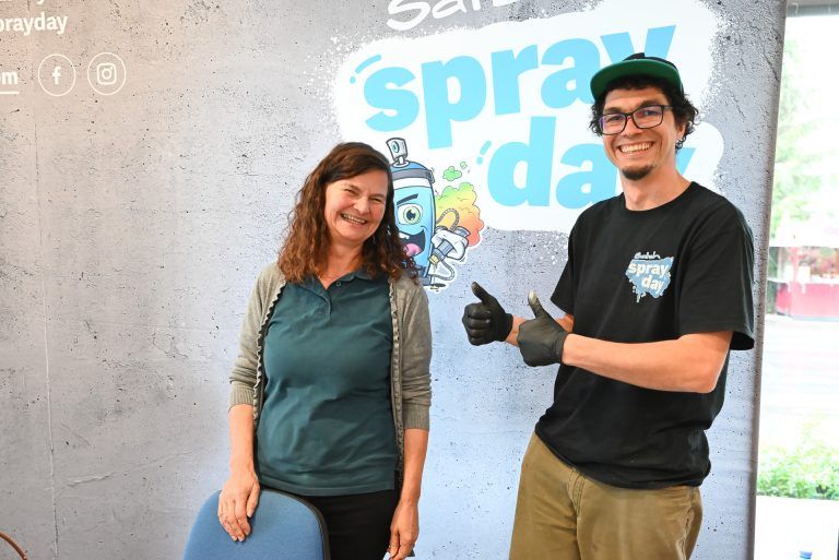 Geschäftsinhaberin Birgit Hagen (links) dankt ihren Kunden für ihre Treue mit einem Graffiti von Künstler "Wolf" beim Kauf eines Schulrucksackes der Marke "Satch". - Graffiti für regionalen Handel - Graffiti für regionalen Handel