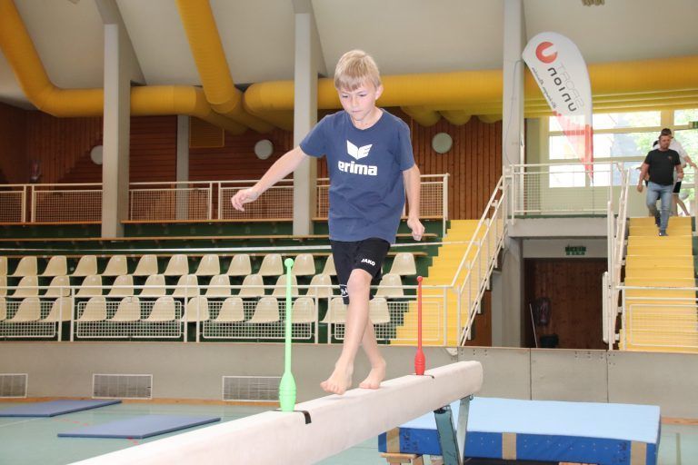 Konzentration auf dem 10 Zentimeter breiten Schwebebalken. - Ninja School Cup Wolfurt