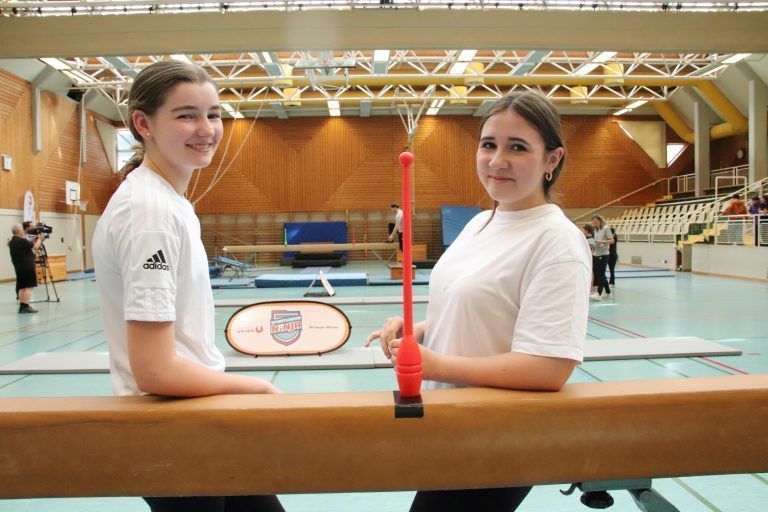 Jovana und Paulina starteten für die 4c Klasse der Mittelschule Wolfurt. - Ninja School Cup Wolfurt