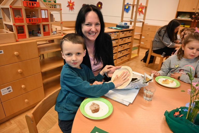 Fabian hat seiner Mama Sarah im Anschluss an die Aufführung sein Geschenk überreicht. - Muttertag im Kindergarten - Muttertag im Kindergarten