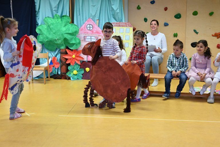 Die Kinder führten das Stück vom kleinen Ich bin ich vor. - Muttertag im Kindergarten - Muttertag im Kindergarten