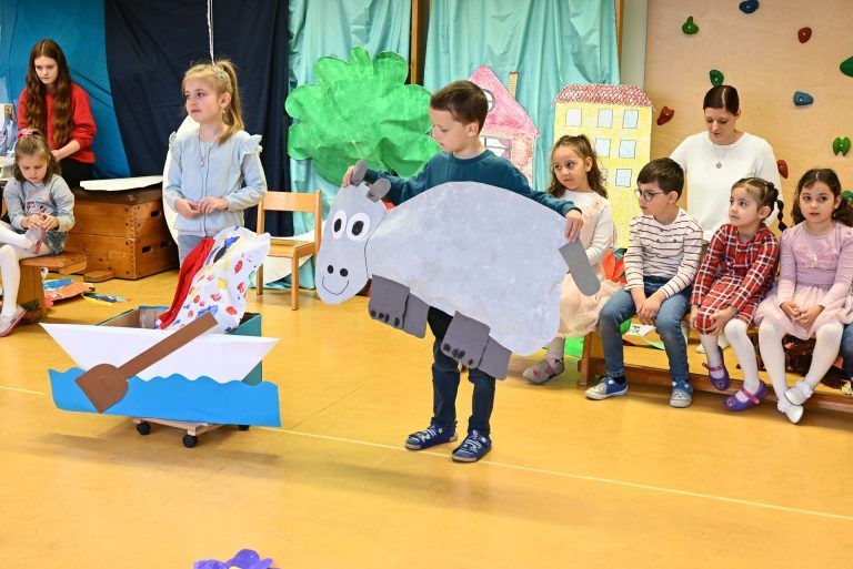 Das Nilpferd kam entlang geschwommen udn das kleine Ich bin ich betrachtete es genau. - Muttertag im Kindergarten - Muttertag im Kindergarten