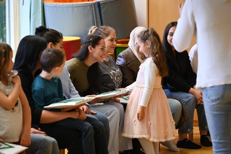 Sichtlich gerührt waren die Mamas bei der Geschenkübergabe. - Muttertag im Kindergarten - Muttertag im Kindergarten