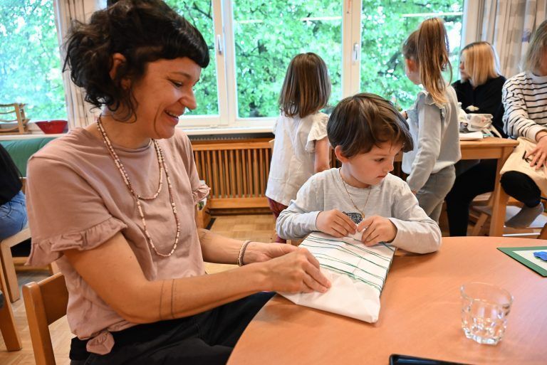 Aron gab seiner Mama sein Geschenk. Mama Sarah war sehr berührt von der schön gestalteten Feier. - Muttertag im Kindergarten - Muttertag im Kindergarten