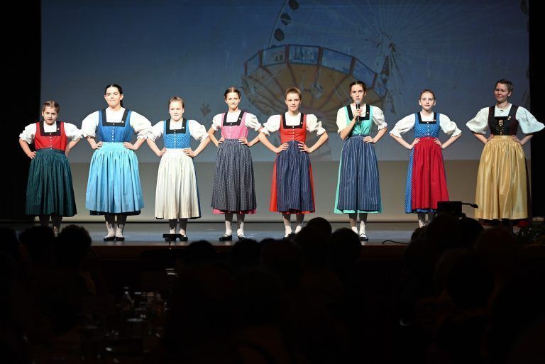 Die Jugendgruppe sprach Dankesworte an die Mamas und Omas im Saal. - Ein Geschenk von Herzen - Ein Geschenk von Herzen