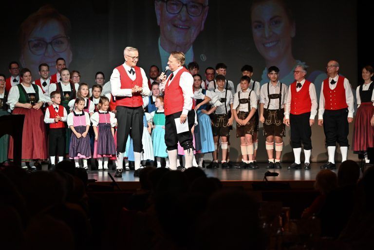 Die Mitglieder des Vereins bedankten sich bei Obmann Hubert Ortner für sein Engagement. - Ein Geschenk von Herzen - Ein Geschenk von Herzen