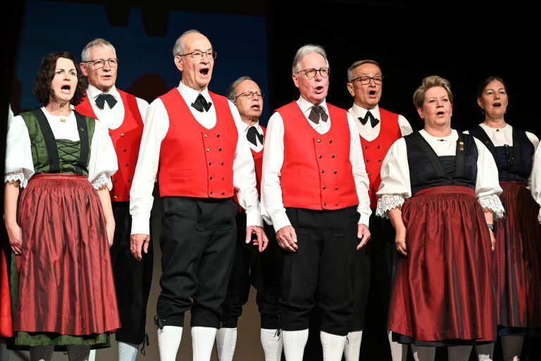 Bei der Muttertagaufführung gab es einen traditionellen Teil, bei dem getanzt und gesungen wurde. - Ein Geschenk von Herzen - Ein Geschenk von Herzen