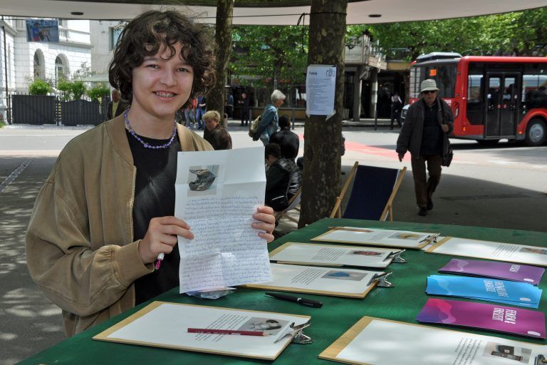 Valentina, 16, hatte die Geschichte eines vergessenen Motorradhelms im Zug fertiggeschrieben und brachte sie anschließend wieder am Stand von mumo und aha vorbei. - Auftakt "Kultur am Bahnhof"
