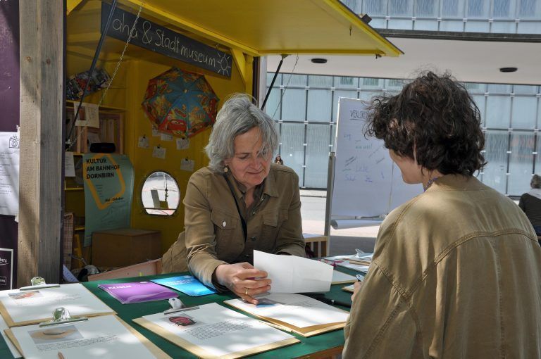 Barbara Motter vom Stadtmuseum hatte den Anfang der Geschichte geschrieben und freute sich über das spannende Ende. - Auftakt "Kultur am Bahnhof"