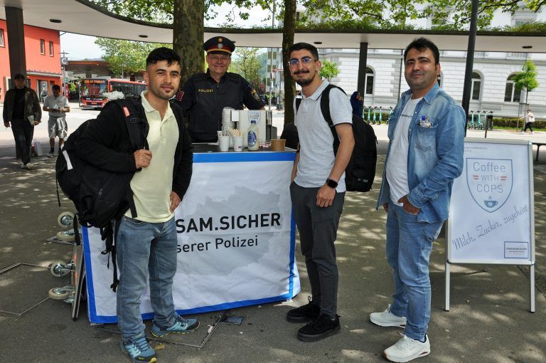 Gert Gröchenig verwöhnte die Passanten mit frischem Kaffee und suchte das Gespräch mit ihnen. - Auftakt "Kultur am Bahnhof"