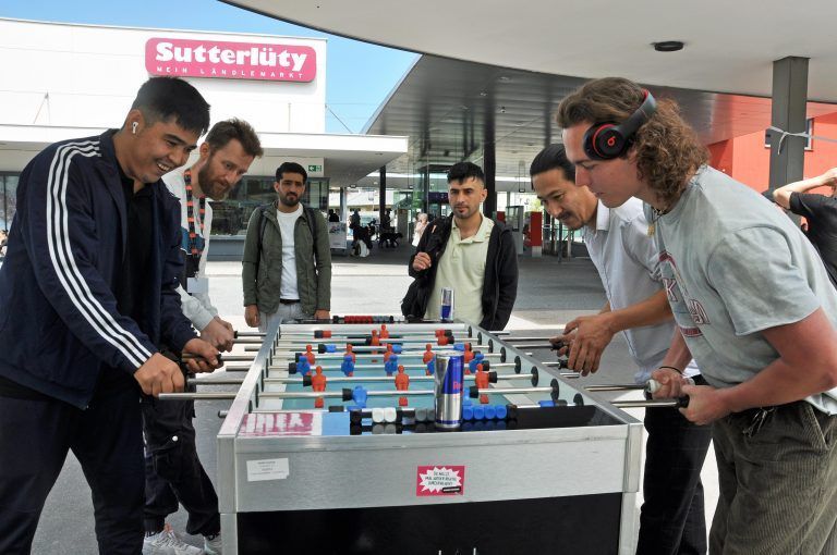 Beim Tischfußball war den ganzen Nachmittag über was los. - Auftakt "Kultur am Bahnhof"