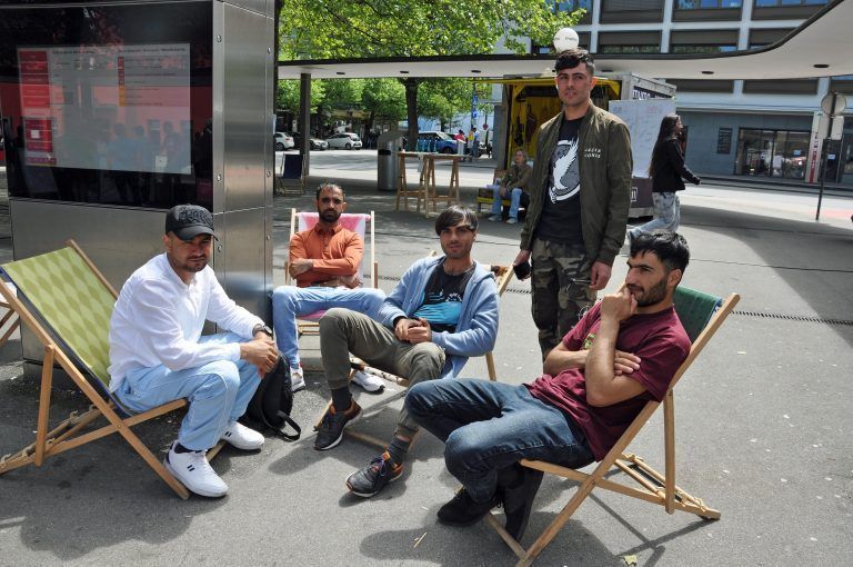 Die jungen Männer aus Afghanistan genossen die besondere Aufenthaltsqualität im Rahmen von „Kultur am Bahnhof“. - Auftakt "Kultur am Bahnhof"