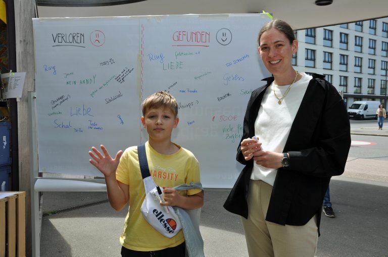 Beim Stand vom aha konnten die Besucher festhalten, was sie im Zug verloren und gefunden haben. - Auftakt "Kultur am Bahnhof"