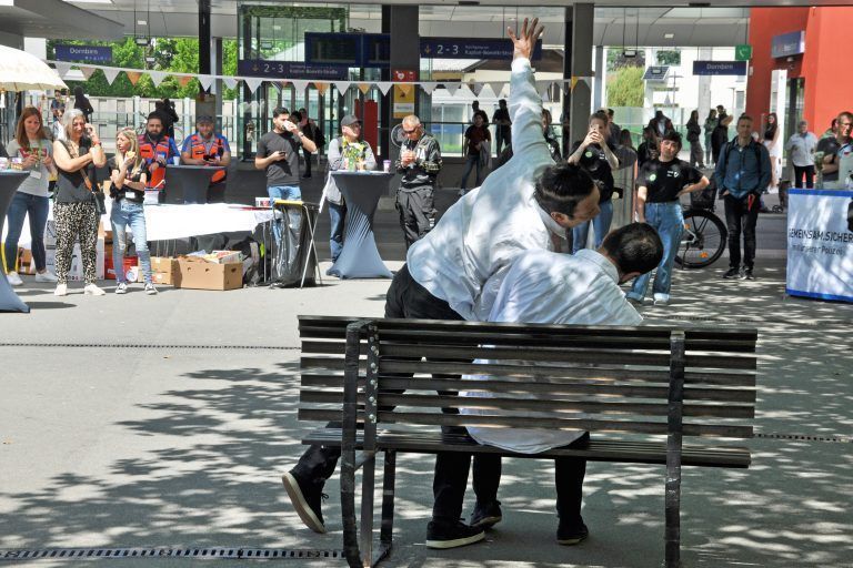 Die Hip Hop Performance spielte auf und rund um eine Bank, die die Künstler am Busbahnhof aufgestellt hatten. - Auftakt "Kultur am Bahnhof"